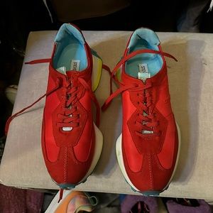 Women’s 8 1/2 Steve Madden raised sneakers